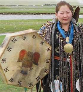 Шаманское зеркало носит каждый шаман в Сибири и Монголии