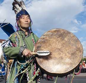 Бубен шаман использует в качестве защиты и инструмента для посланий духам.