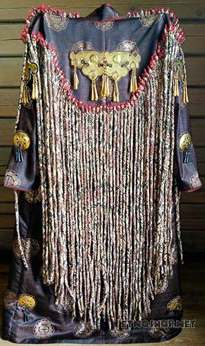 На спине шаманского костюма Арын хамгаалалт (эргивлен / иргивлен / архалан / архалиг)