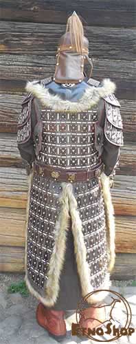 Верхняя одежда, по мнению шаманов, защищает их от потенциальной опасности во время общения с духами, которые могут быть агрессивными.