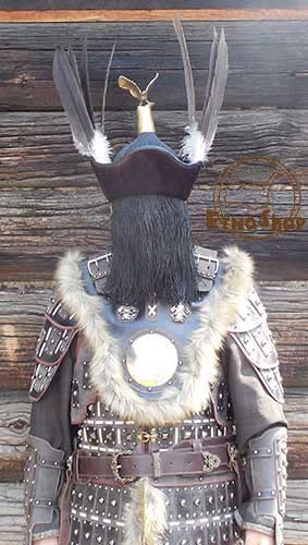 Шаманский костюм Хуяг обычно надевают во время камлания черные шаманы.