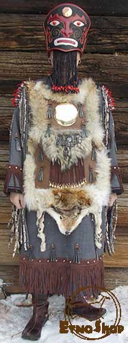 Расположение головы волка в нижней части шаманского костюма указывает на то, что сила шамана в первом ярусе нижнего мира распространяется на довольно обширную территорию.