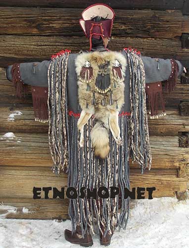 Сзади в верхней части шаманского костюма - онгон родового духа-помощника являющийся «щитом» для спины шамана.
