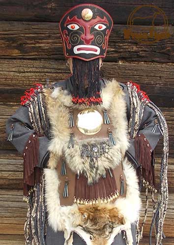 Бахрома на шаманском костюме - это «перья», которые служат шаману своеобразными крыльями.