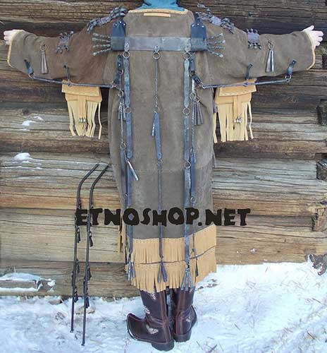 Это один из главных атрибутов шаманского костюма, символический «хвост», защищающий спину шамана.